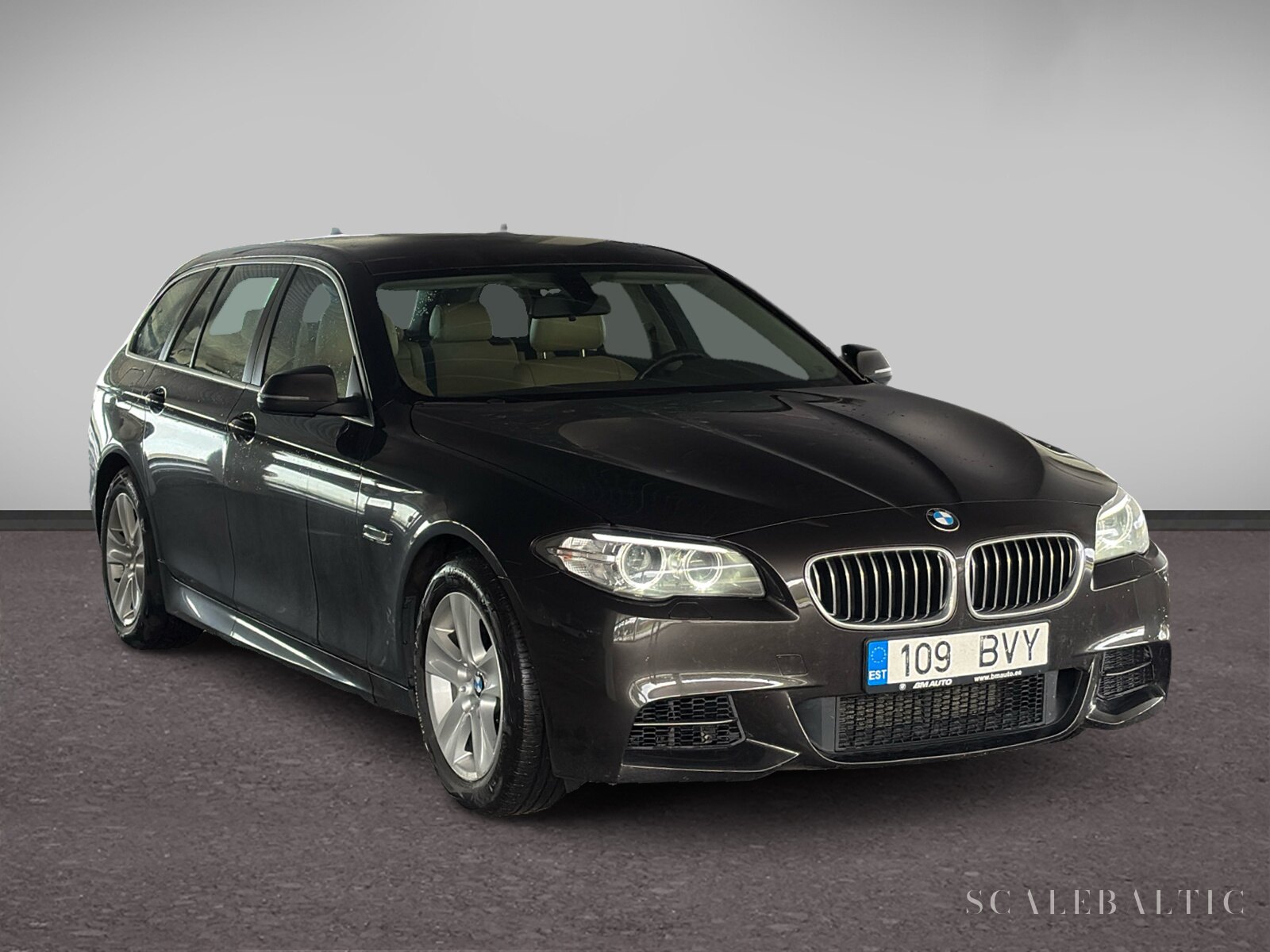 BMW 520d Touring in brown metallic, front three-quarter view from the right