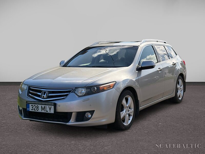 Honda Accord Tourer, hõbedane, vaade eest vasakult