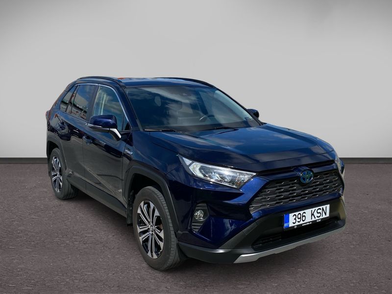 Toyota RAV4 Hybrid, tumesinine, vaade eest paremalt